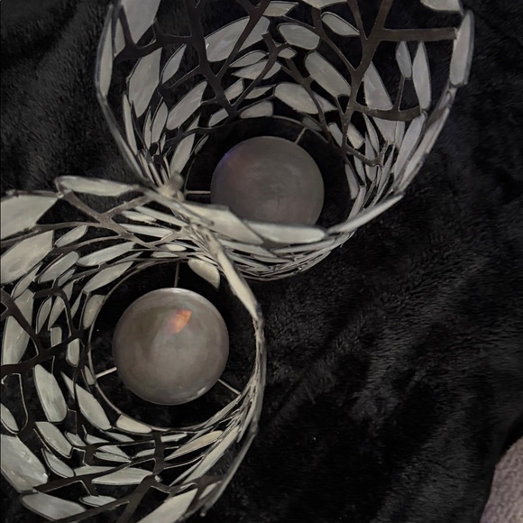 Elegant Leaf Design Candle Holders - Picture 4 of 4